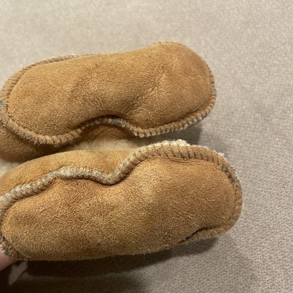 Cozy shearling Ugg infant baby crib booties - Picture 2 of 5